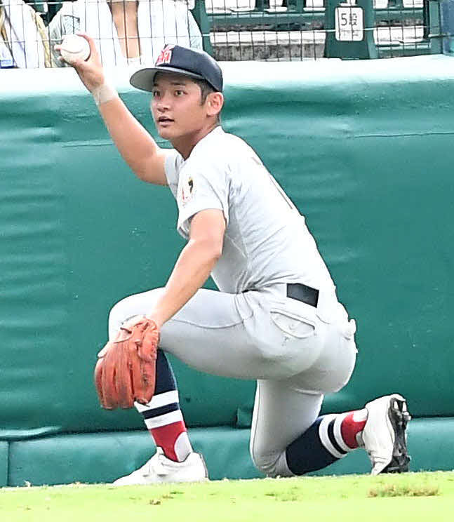 横浜対聖光学院　2回裏聖光学院2死一、二塁、赤堀の左邪飛を好捕する横浜・大坂（撮影・岩下翔太）