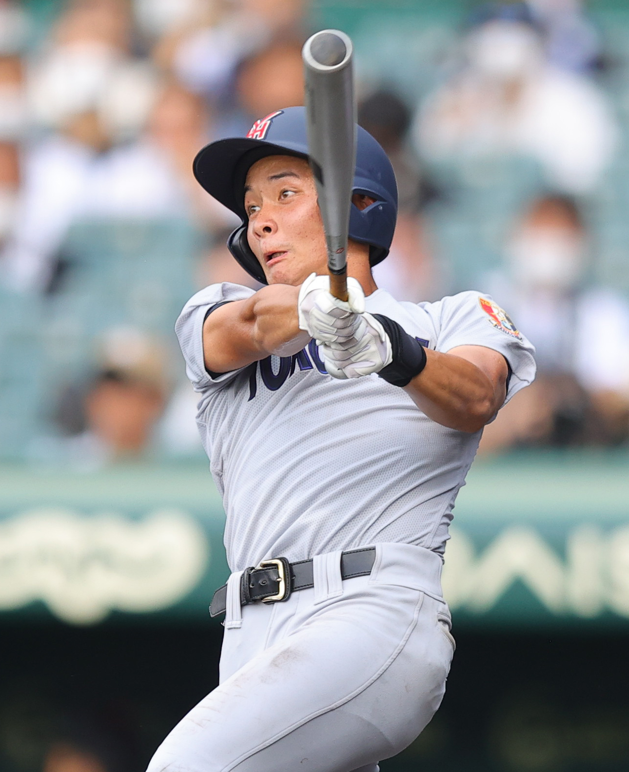 横浜対聖光学院　4回表横浜2死二塁、左前適時打を放つ大坂（撮影・野上伸悟）