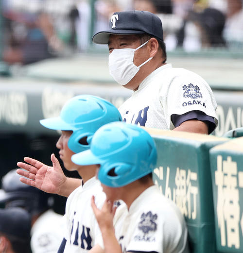 大阪桐蔭対聖望学園 ベンチから指示を出す大阪桐蔭の西谷監督(撮影・上山淳一)