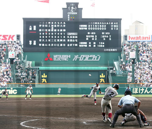 大阪桐蔭対聖望学園 9回表大阪桐蔭1死二塁、松尾は左越え2点本塁打を放つ(撮影・上山淳一)