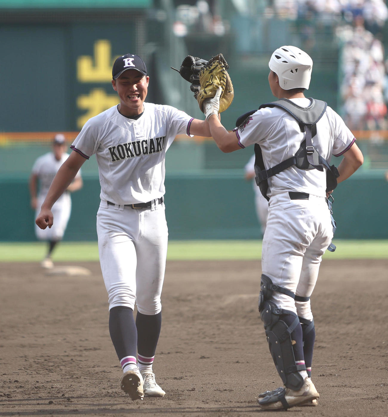 22年8月13日、智弁和歌山対国学院栃木　智弁和歌山に勝利してグラブタッチを交わす盛永智也（左）と武田歩大のバッテリー