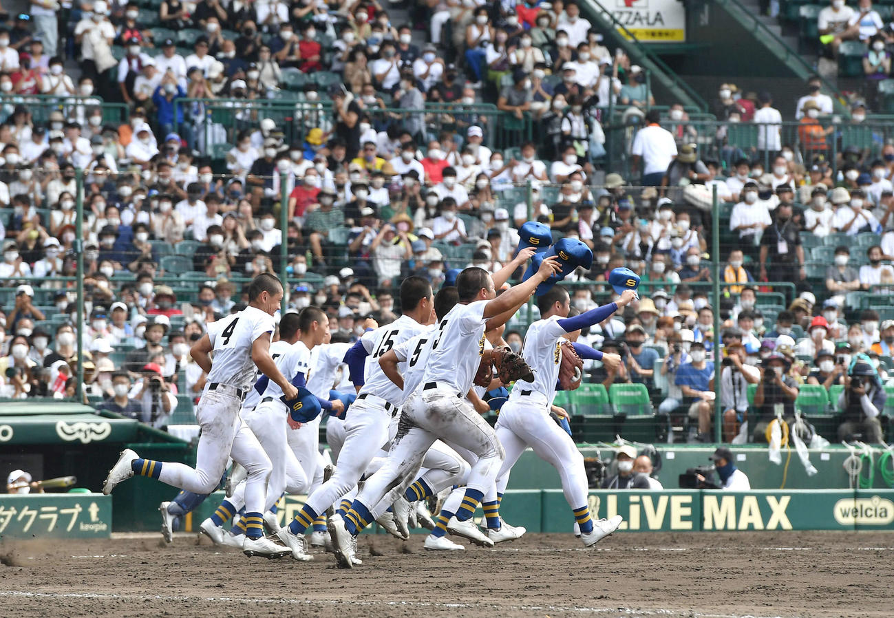 22年8月14日、横浜対聖光学院　横浜に勝利し、応援団のもとへ駆け出す聖光学院ナイン（撮影・岩下翔太）