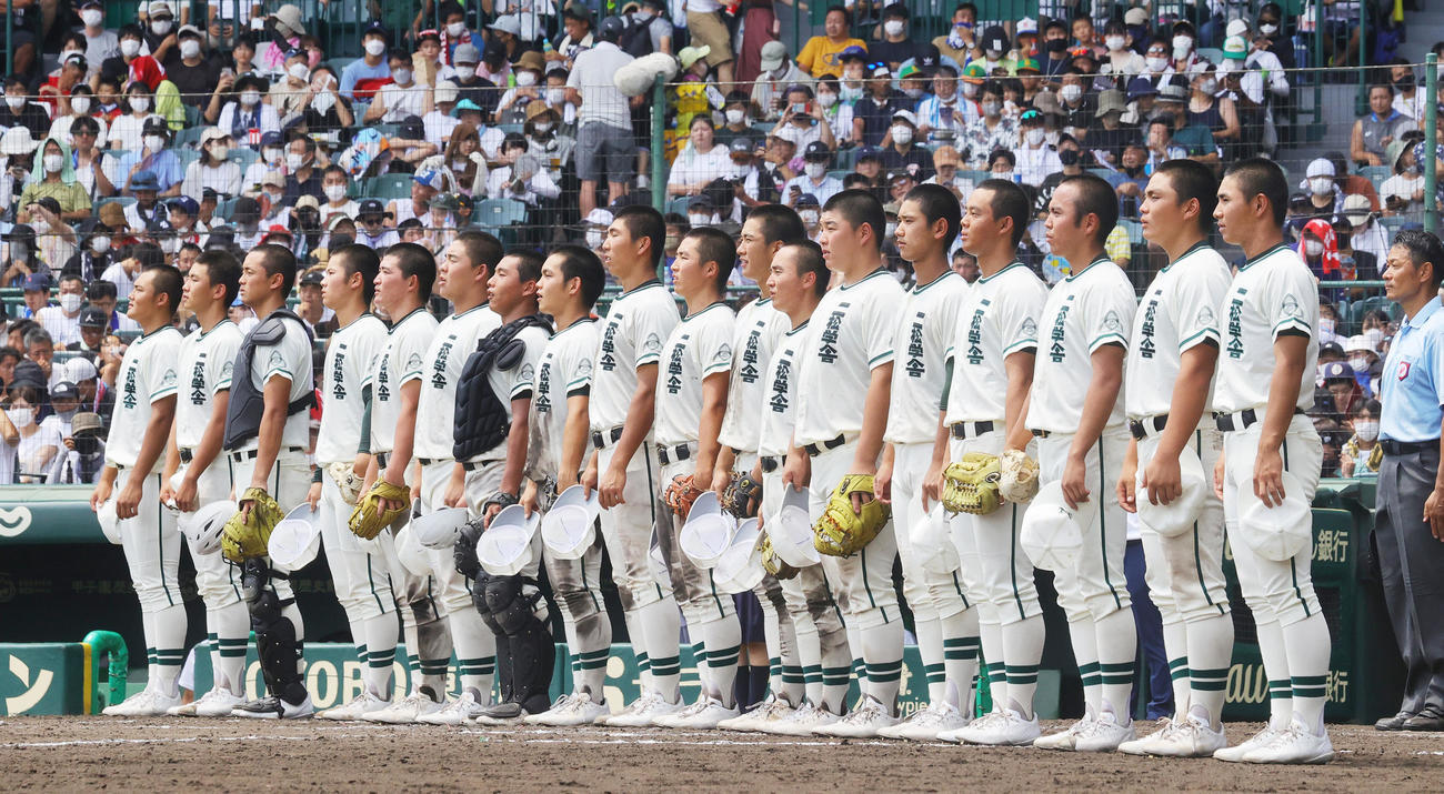 22年8月14日、社対二松学舎大付　勝利し校歌を斉唱する二松学舎大付の選手たち