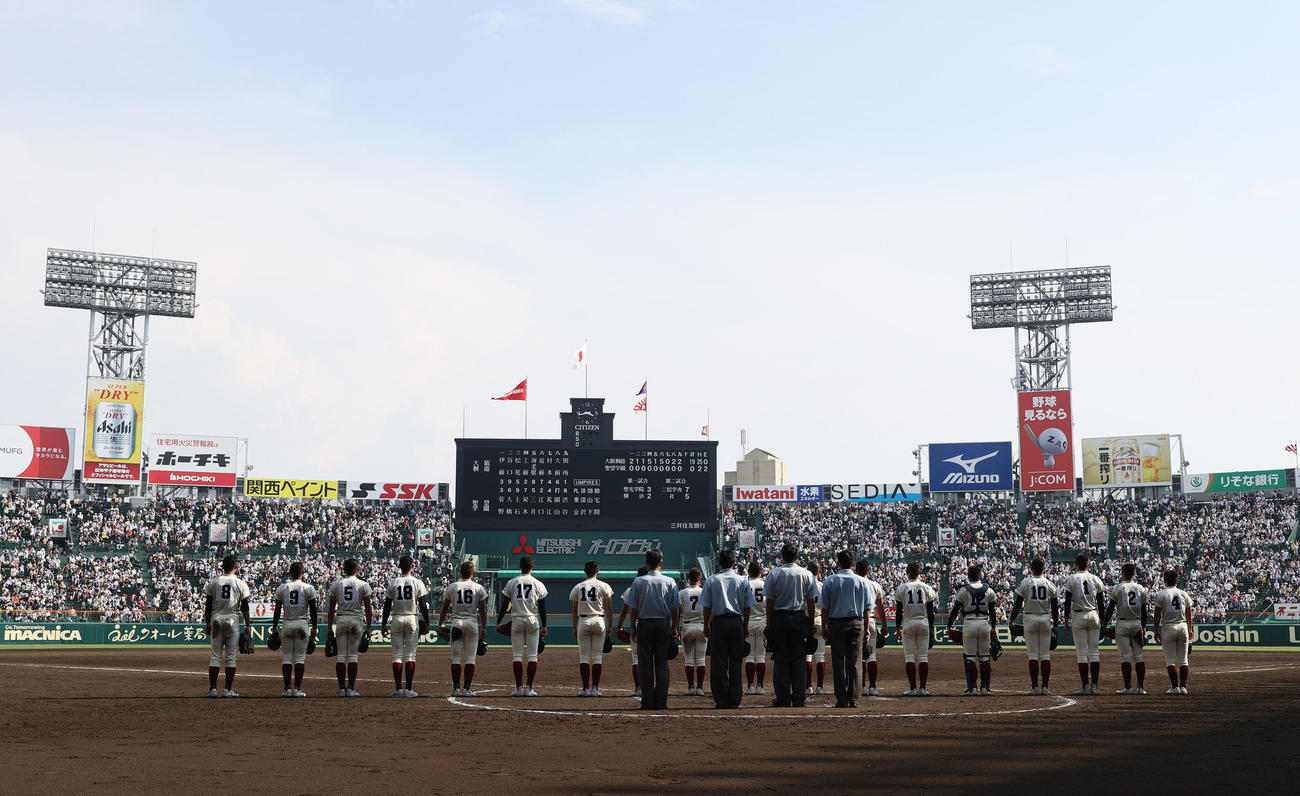 2022年8月14日、大阪桐蔭対聖望学園　聖望学園に勝利し、校歌を斉唱する大阪桐蔭ナイン