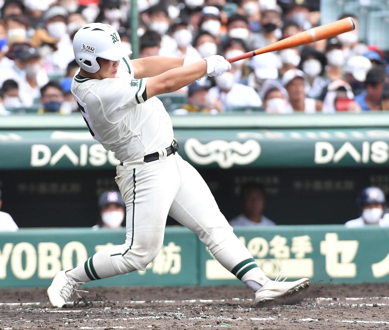 社対二松学舎大付　3回裏二松学舎大付1死、片井は左中間へ本塁打を放つ（撮影・岩下翔太）