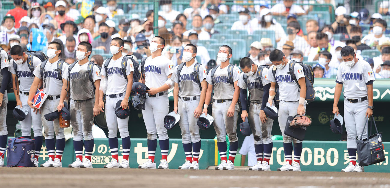 横浜対聖光学院　2－3で敗れ引き揚げる横浜の選手たち。右端は村田監督（撮影・野上伸悟）