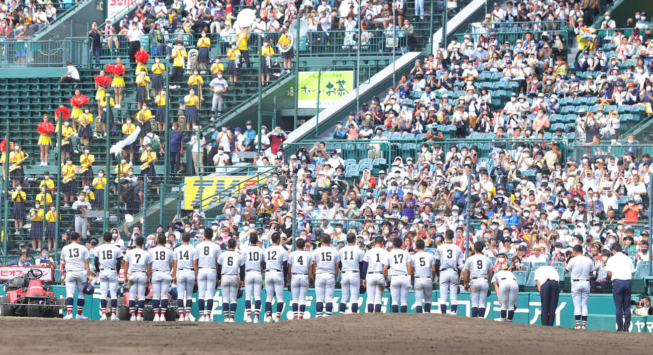 横浜対聖光学院　2－3で敗れ応援席にあいさつする横浜の選手たち（撮影・野上伸悟）