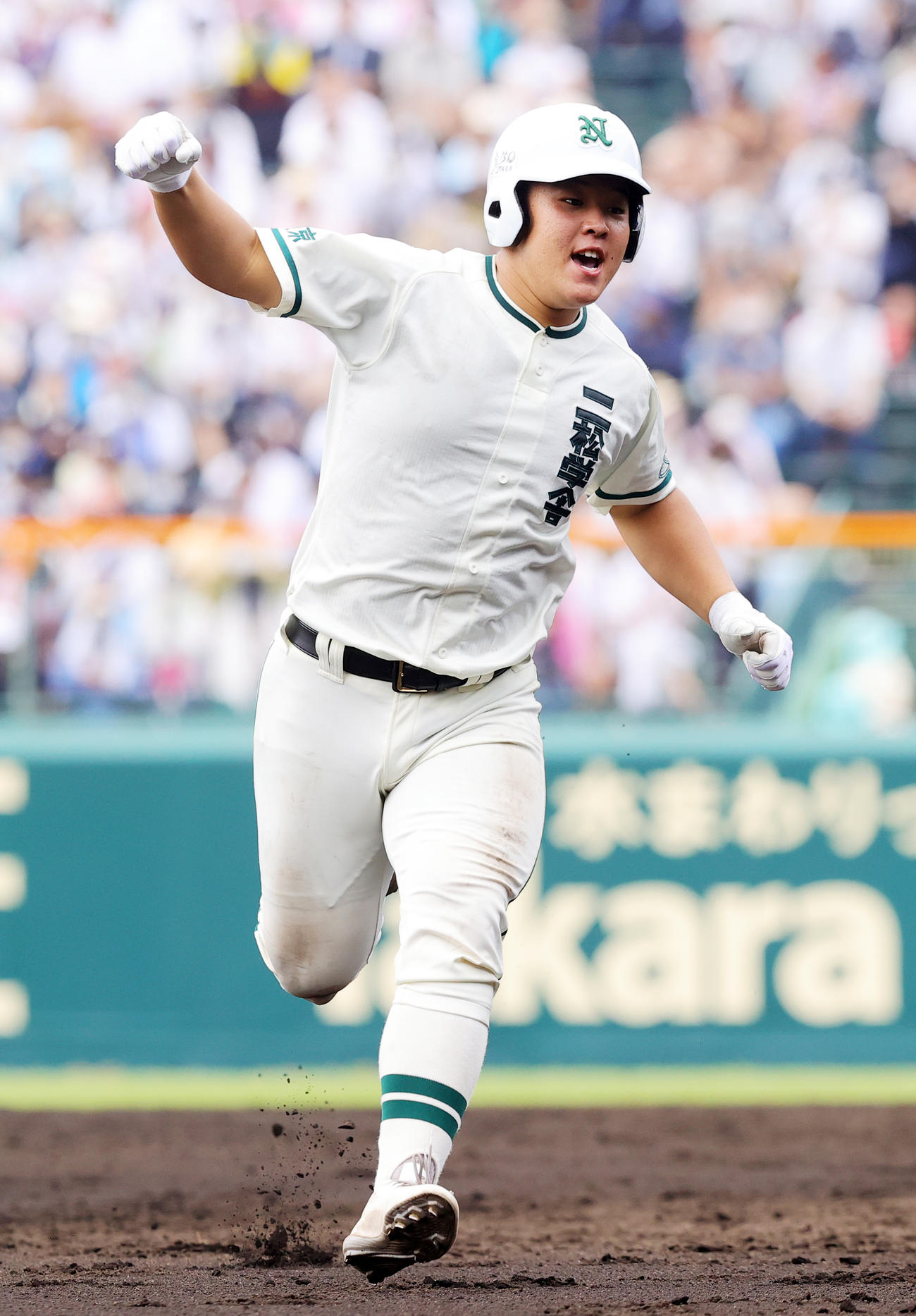 社対二松学舎大付　3回裏二松学舎大付1死、左越え本塁打を放ち喜ぶ片井（撮影・野上伸悟）