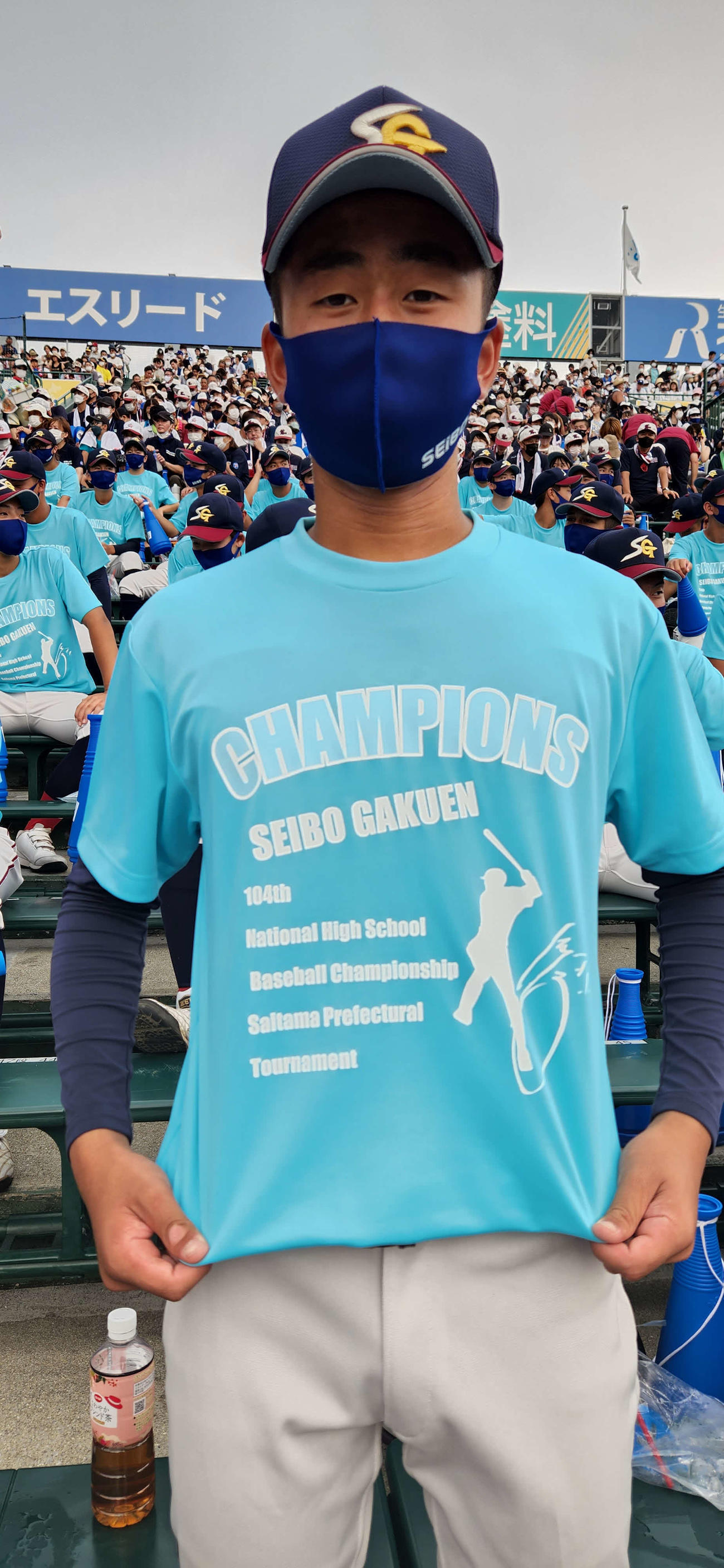 聖望学園OBで、元阪神の鳥谷敬さんから贈られたTシャツを着てアルプスで応援する選手たち。写真は、齋藤千風選手（撮影・保坂淑子）
