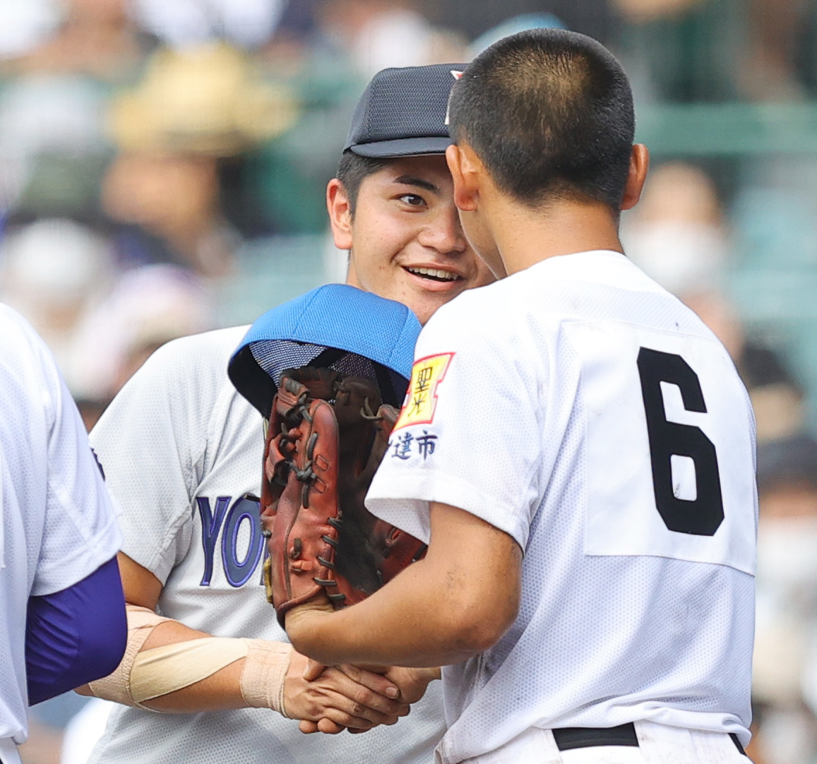 試合後に聖光学院・赤堀主将（手前）と握手する横浜・玉城主将（撮影・野上伸悟）