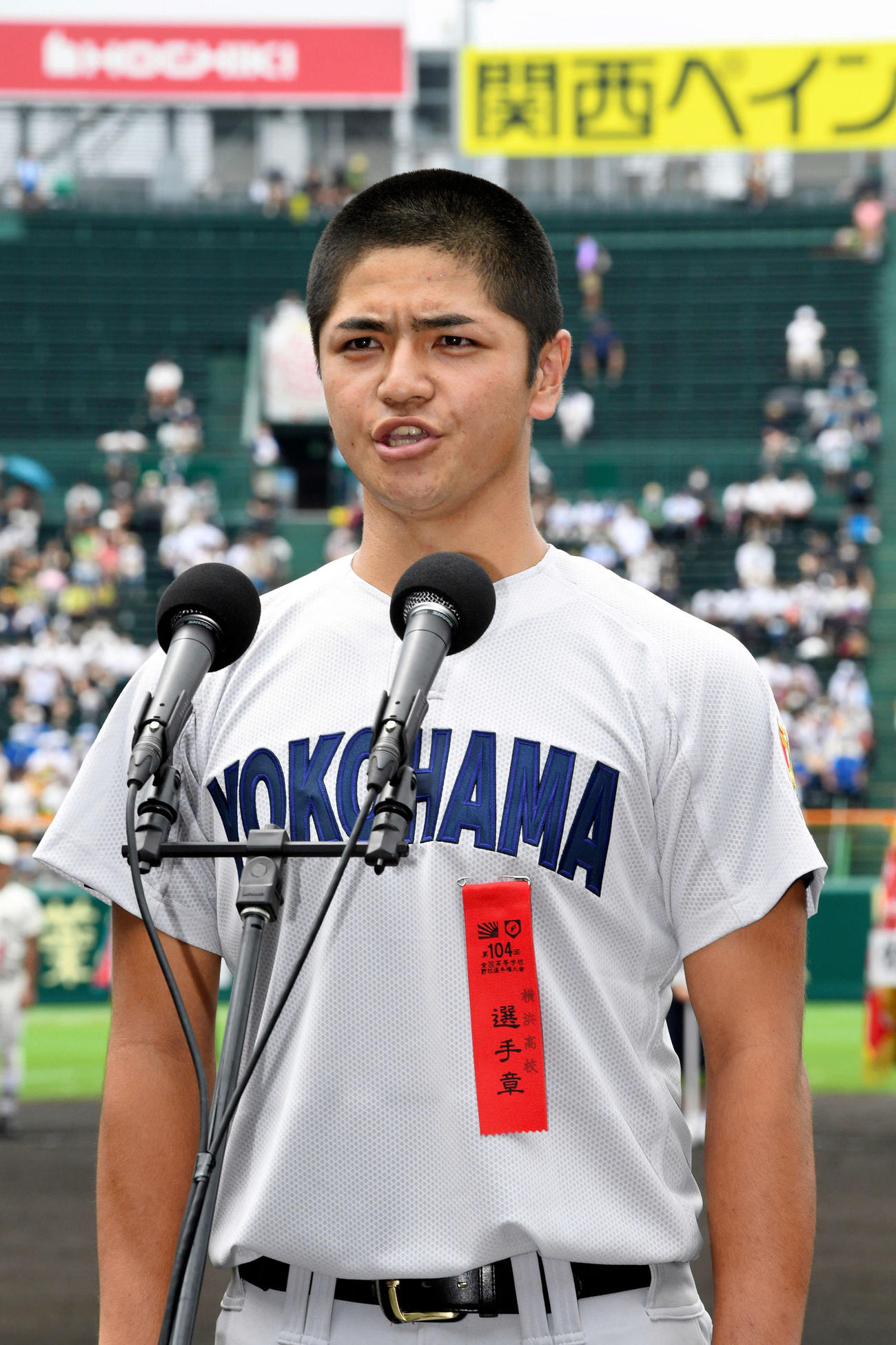 6日、開会式で選手宣誓をする横浜・玉城陽希主将（代表撮影）