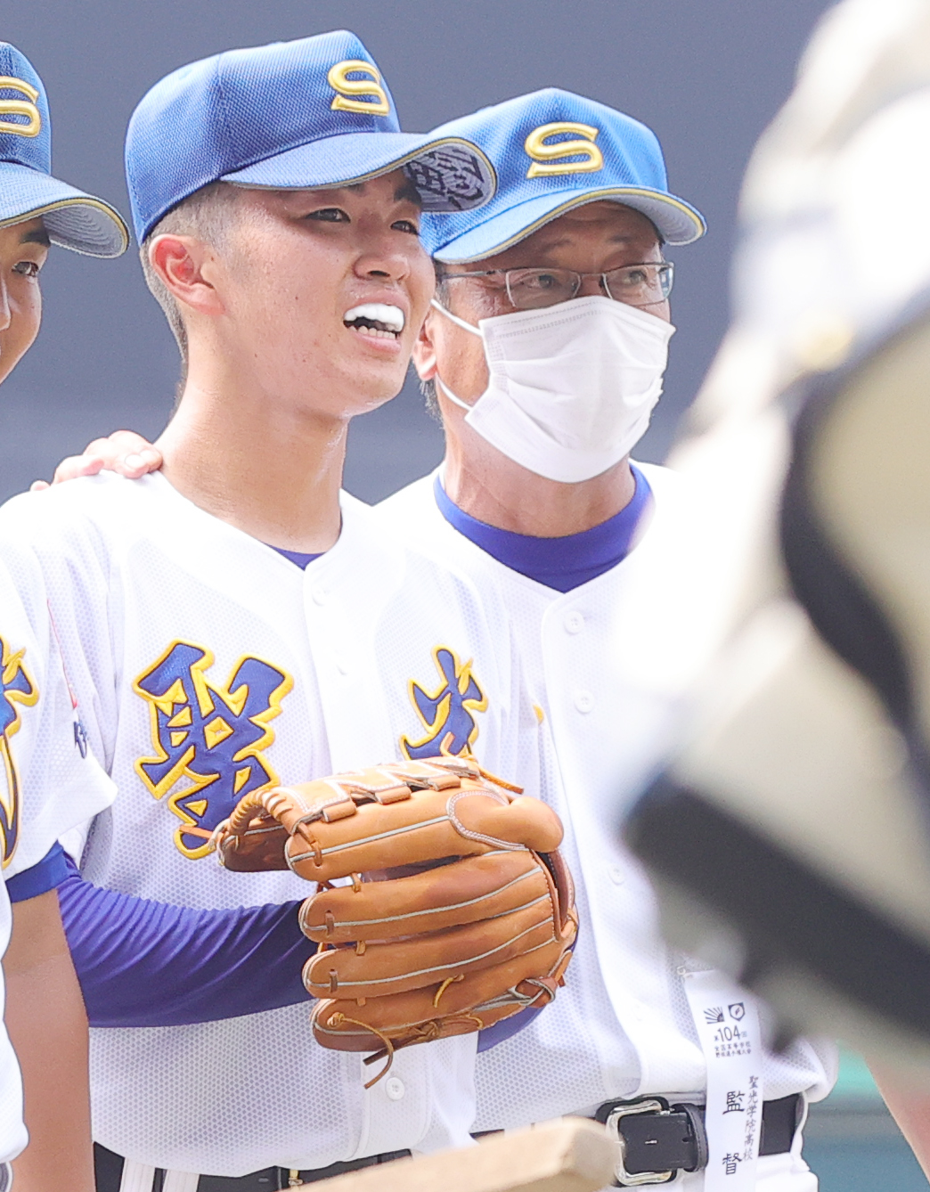 横浜対聖光学院　完投勝利を挙げ斎藤監督（右）にねぎらわれる聖光学院・佐山（撮影・野上伸悟）