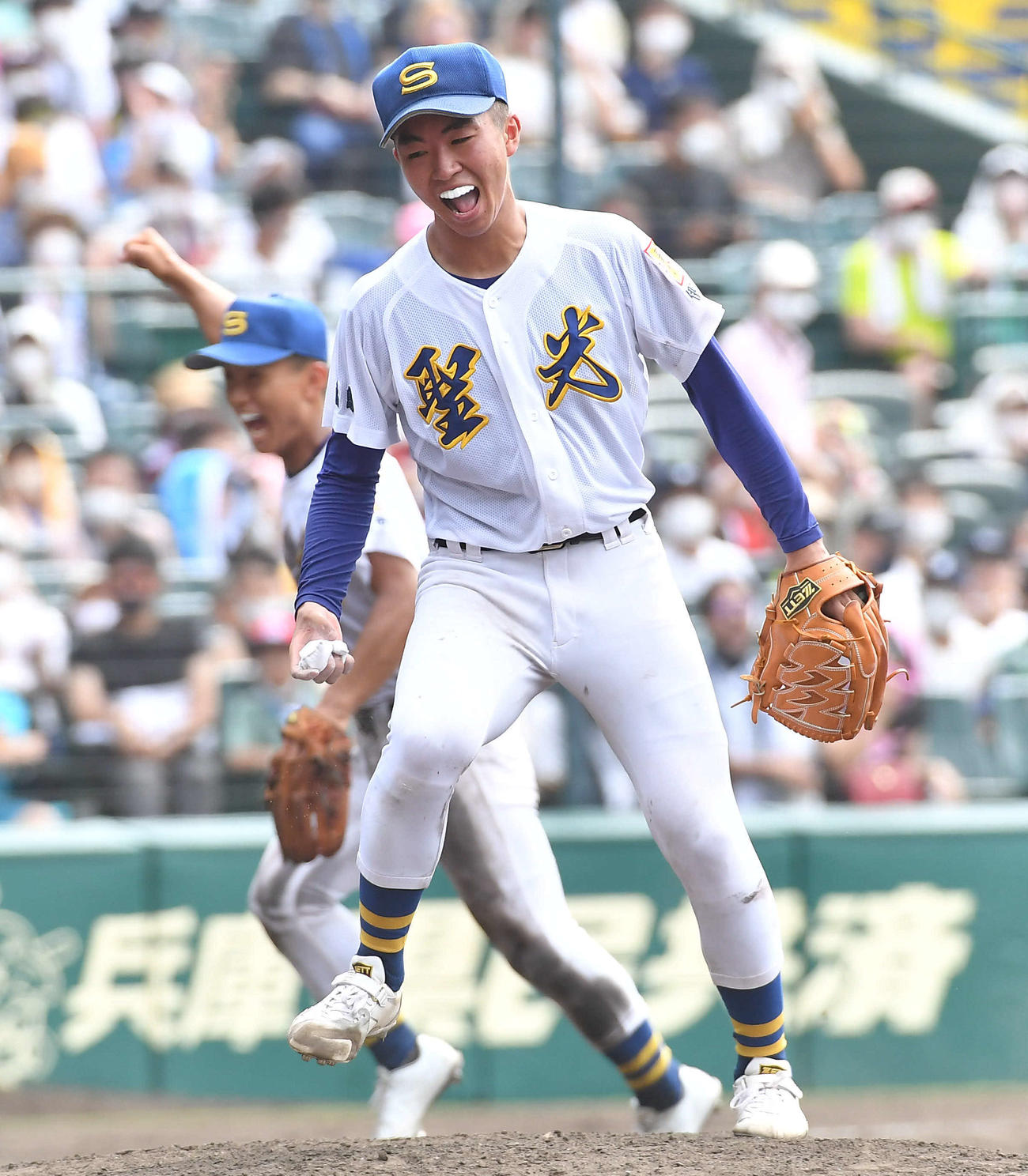 横浜対聖光学院　2失点完投で横浜に勝利し、マウンドで喜ぶ聖光学院・佐山（撮影・岩下翔太）