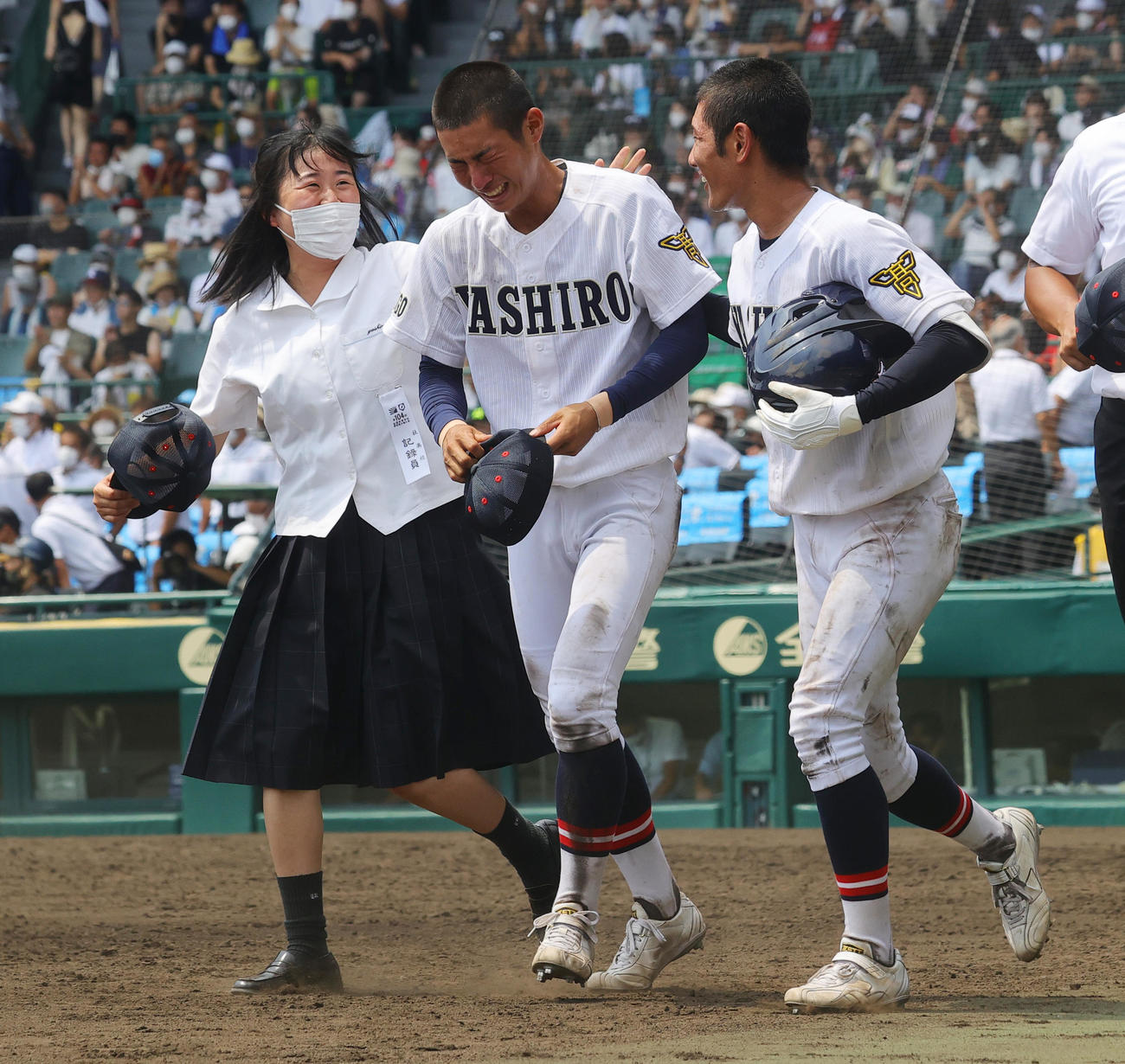 社対二松学舎大付　敗れて涙の社・岡本（中央）を励ましながら応援席へのあいさつに向かう藤本記録員（左）（撮影・野上伸悟）