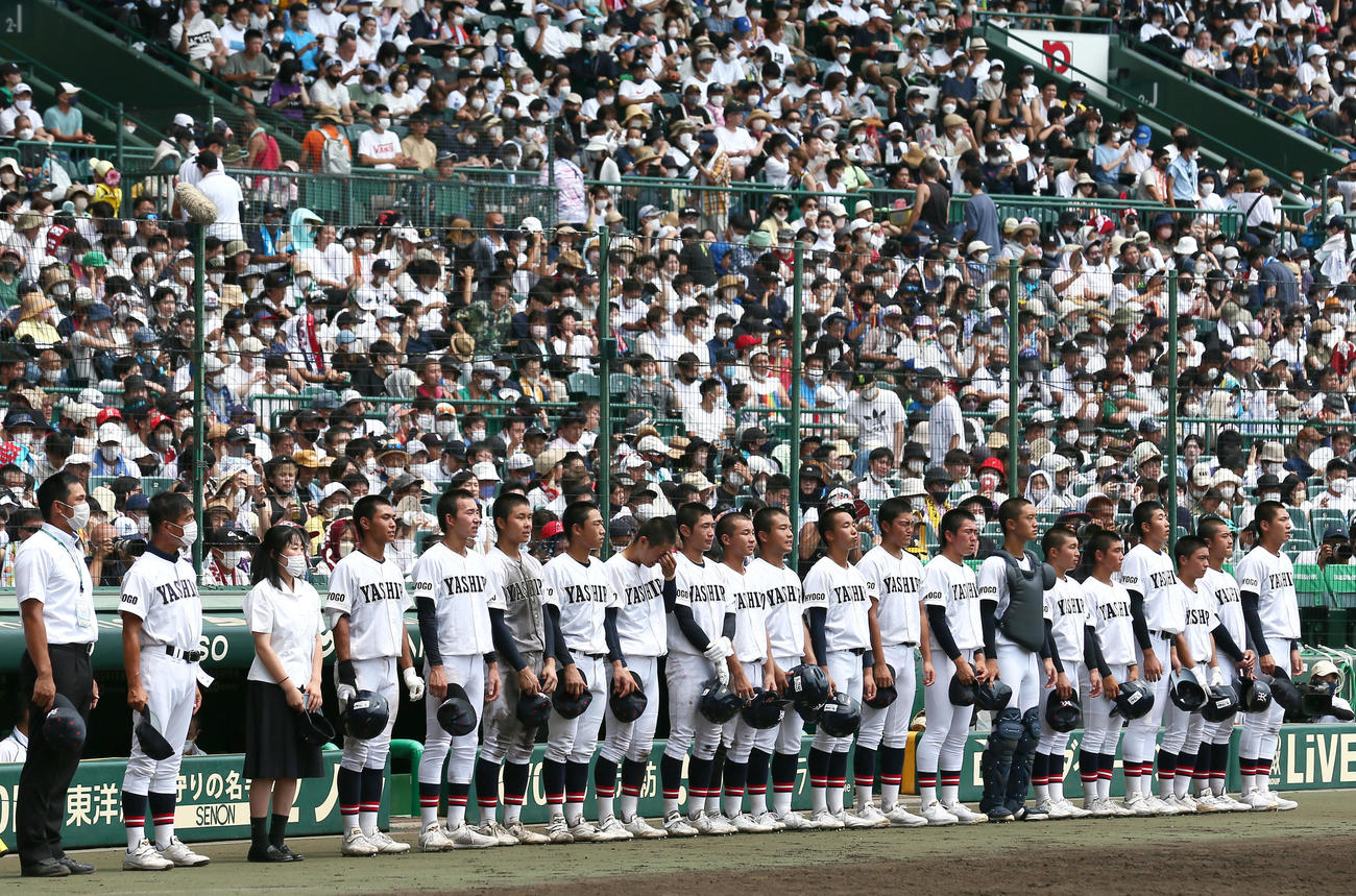 社対二松学舎大付　5ー7で二松学舎大付に惜敗し、ベンチ前に整列する社の選手たち（撮影・上山淳一）