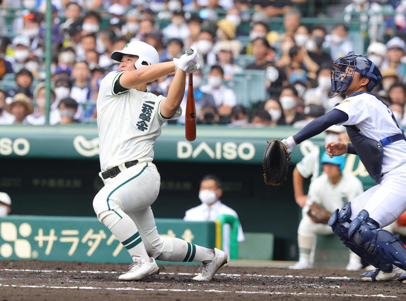 3回裏二松学舎大付1死、左越えソロ本塁打を放つ片井（撮影・野上伸悟）