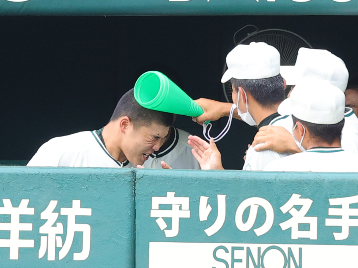 3回裏二松学舎大付1死、左越えソロ本塁打を放ち、手荒い祝福を受ける片井（撮影・野上伸悟）