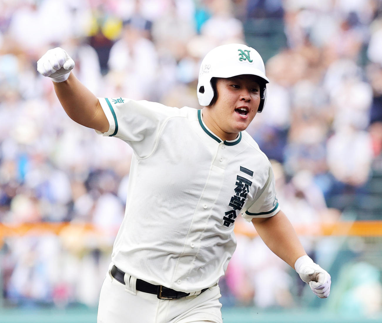 3回裏二松学舎大付1死、左越えソロ本塁打を放った片井海斗は塁を回りながらガッツポーズ（撮影・野上伸悟）