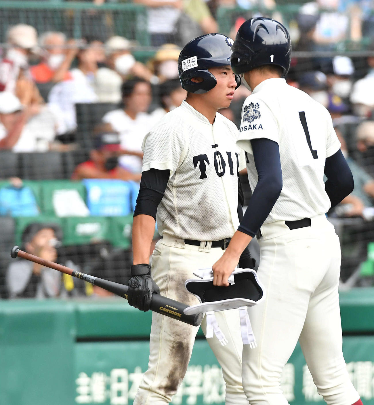 大阪桐蔭対聖望学園　5回表大阪桐蔭無死一塁、四球で出塁した松尾からの相手投手の情報を一塁コーチの近藤から聞き、次打者席に立つ海老根（左）に伝える川原（撮影・岩下翔太）