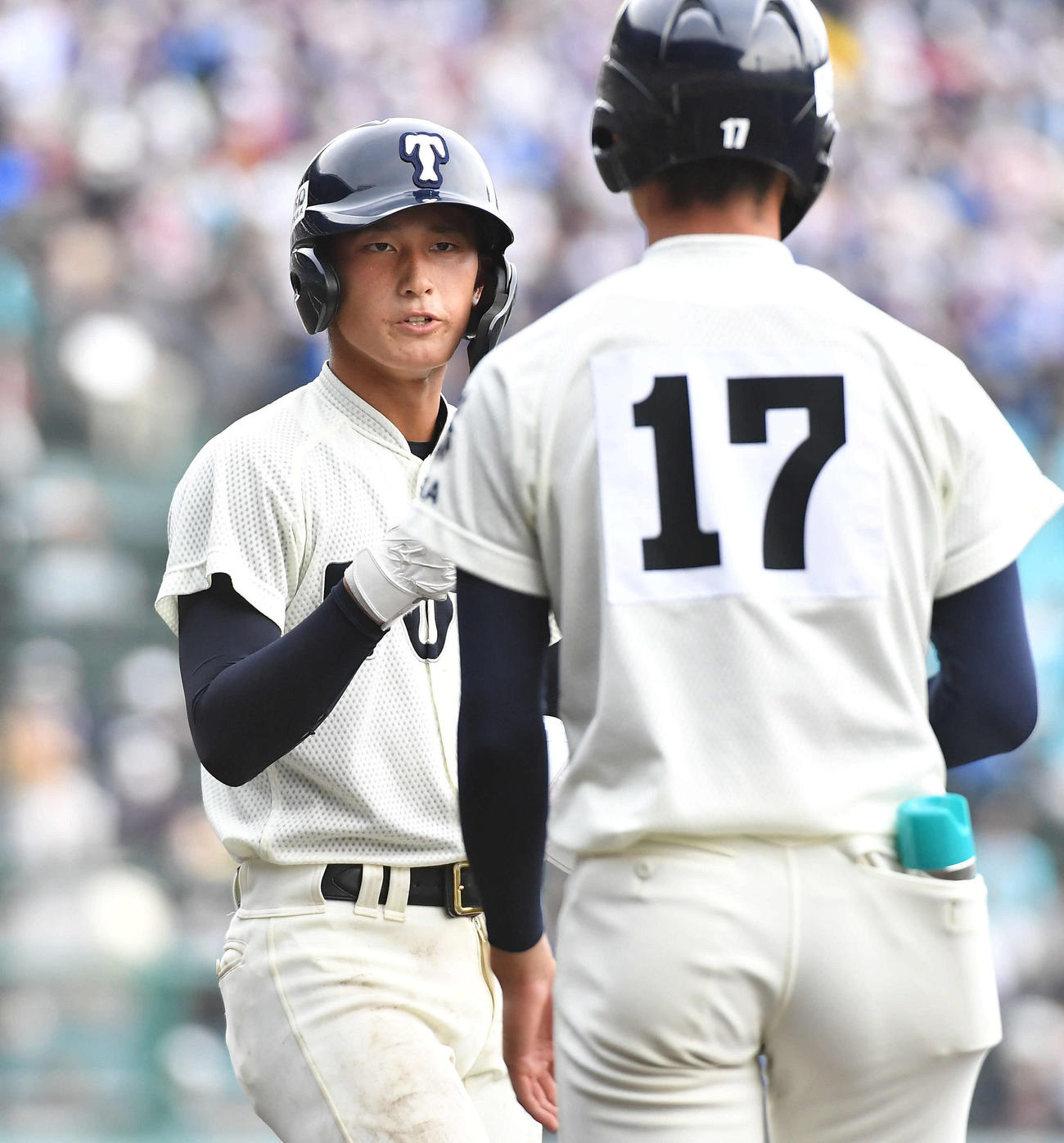 大阪桐蔭対聖望学園　5回表大阪桐蔭無死一塁、四球を選び、一塁コーチの近藤（右）に相手投手の情報を伝える松尾（撮影・岩下翔太）