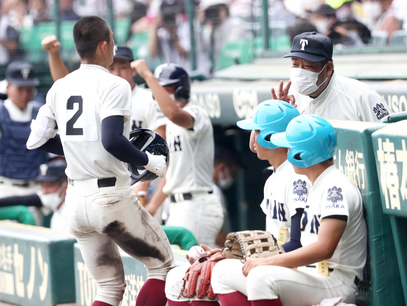 大阪桐蔭対聖望学園　8回表大阪桐蔭無死、大阪桐蔭の西谷監督（右）は左越えソロ本塁打を放った松尾（左）を出迎える（撮影・上山淳一）