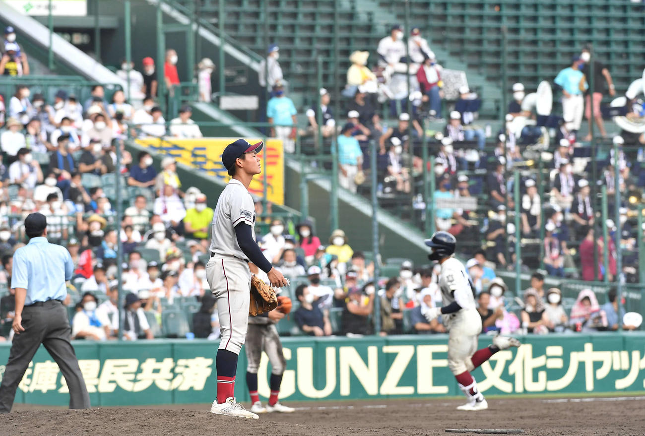 大阪桐蔭対聖望学園　9回表大阪桐蔭1死二塁、松尾（右）に左越え2点本塁打を打たれ、肩を落とす聖望学園・岡部（撮影・岩下翔太）
