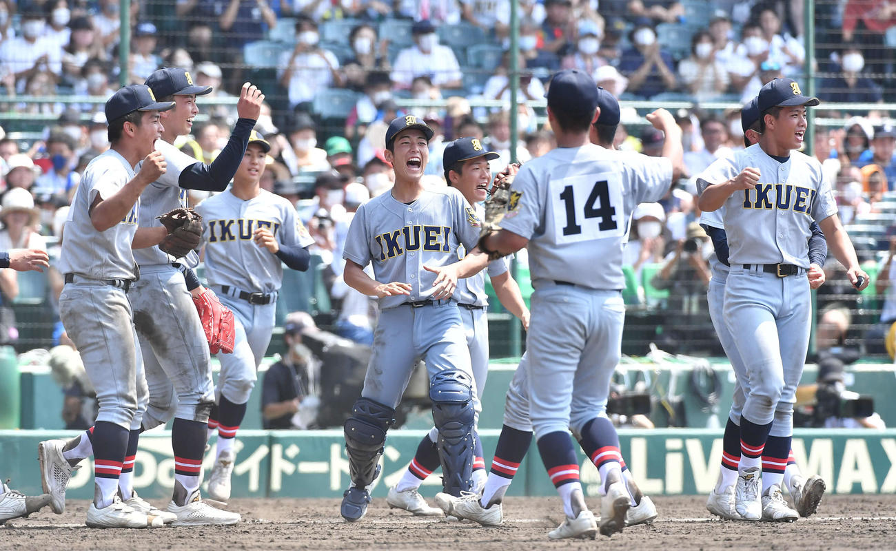 明秀日立対仙台育英　明秀日立に勝利し、笑顔を見せる仙台育英ナイン（撮影・岩下翔太）