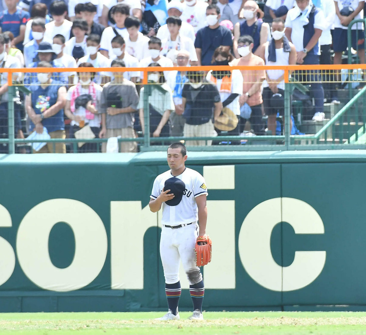 九州国際大付対高松商　3回表九州国際大付の攻撃中に試合が一時中断、終戦記念日のサイレンが鳴らされ、黙とうをささげる高松商・浅野翔吾（撮影・岩下翔太）