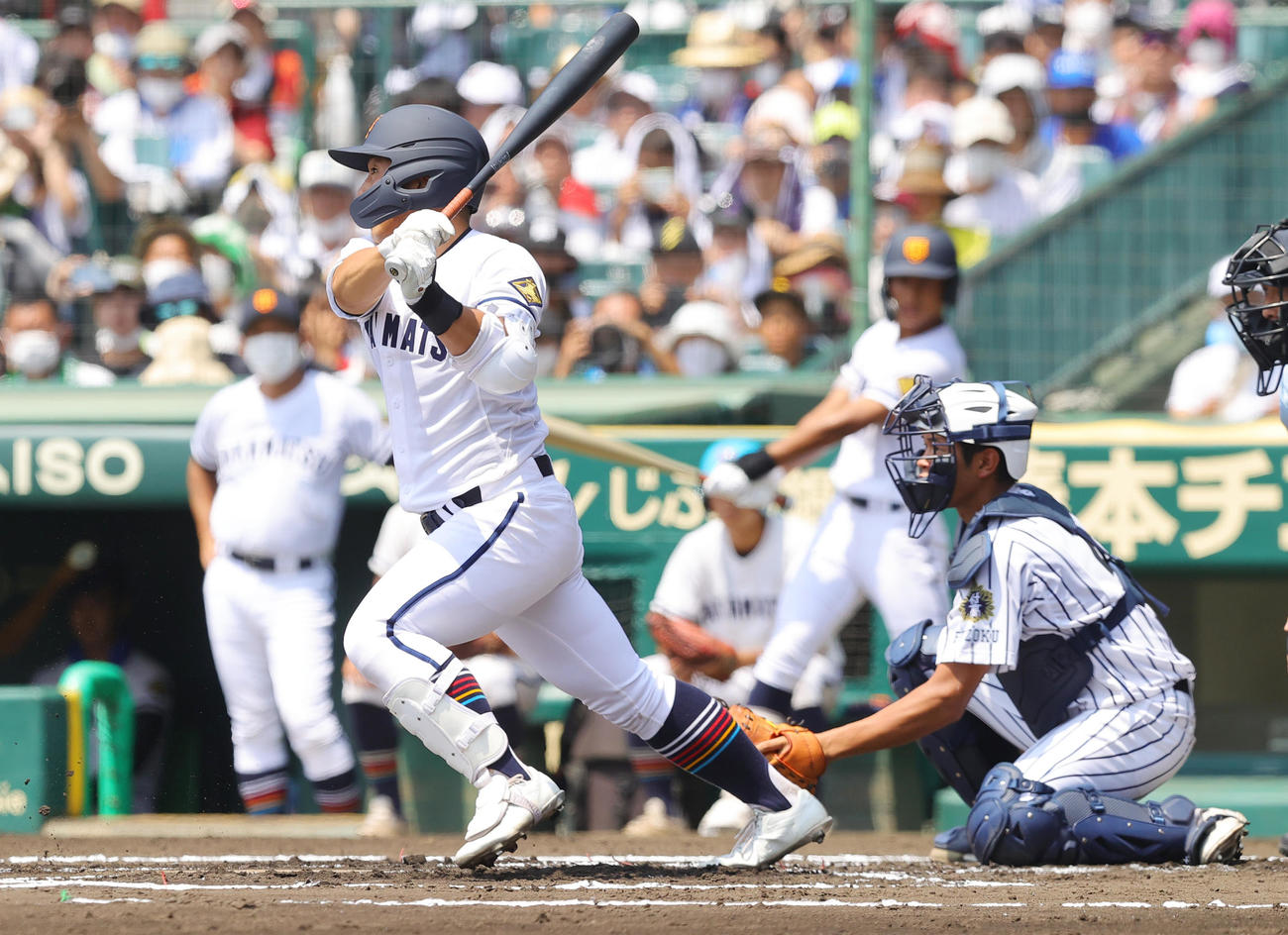 九州国際大付対高松商　1回裏高松商無死、二塁内野安打を放つ浅野（撮影・野上伸悟）