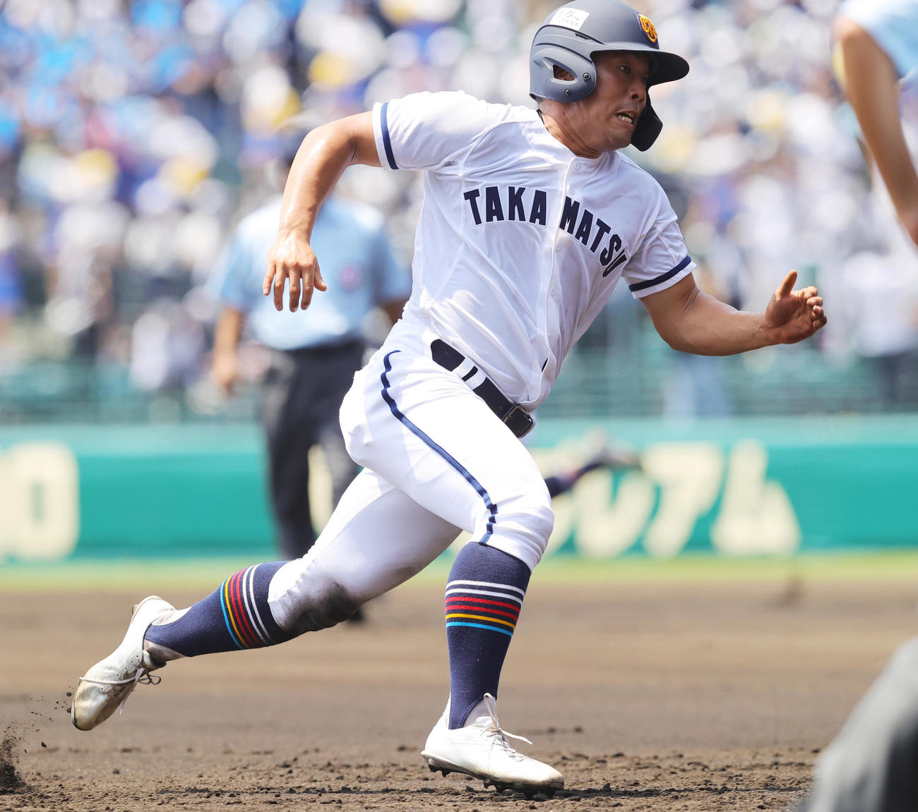 九州国際大付対高松商　1回裏高松商1死一、二塁、山田の左前先制適時打で生還する浅野（撮影・野上伸悟）