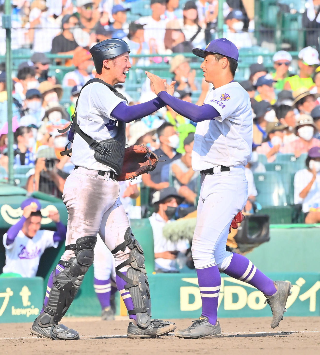 明豊対愛工大名電　完投勝利を飾り捕手藤山とタッチする愛工大名電・有馬（撮影・和賀正仁）