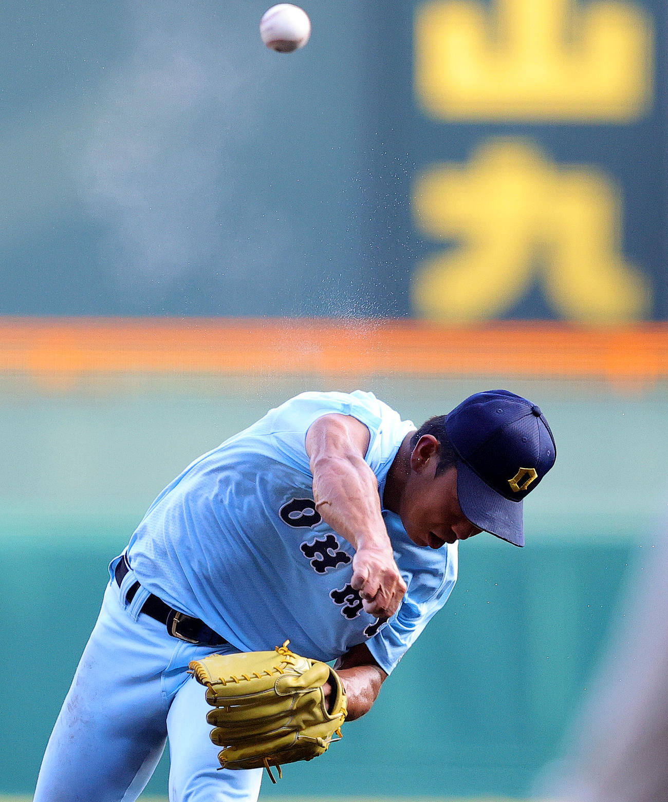 海星対近江　汗を飛ばし力投する近江先発の山田（撮影・野上伸悟）