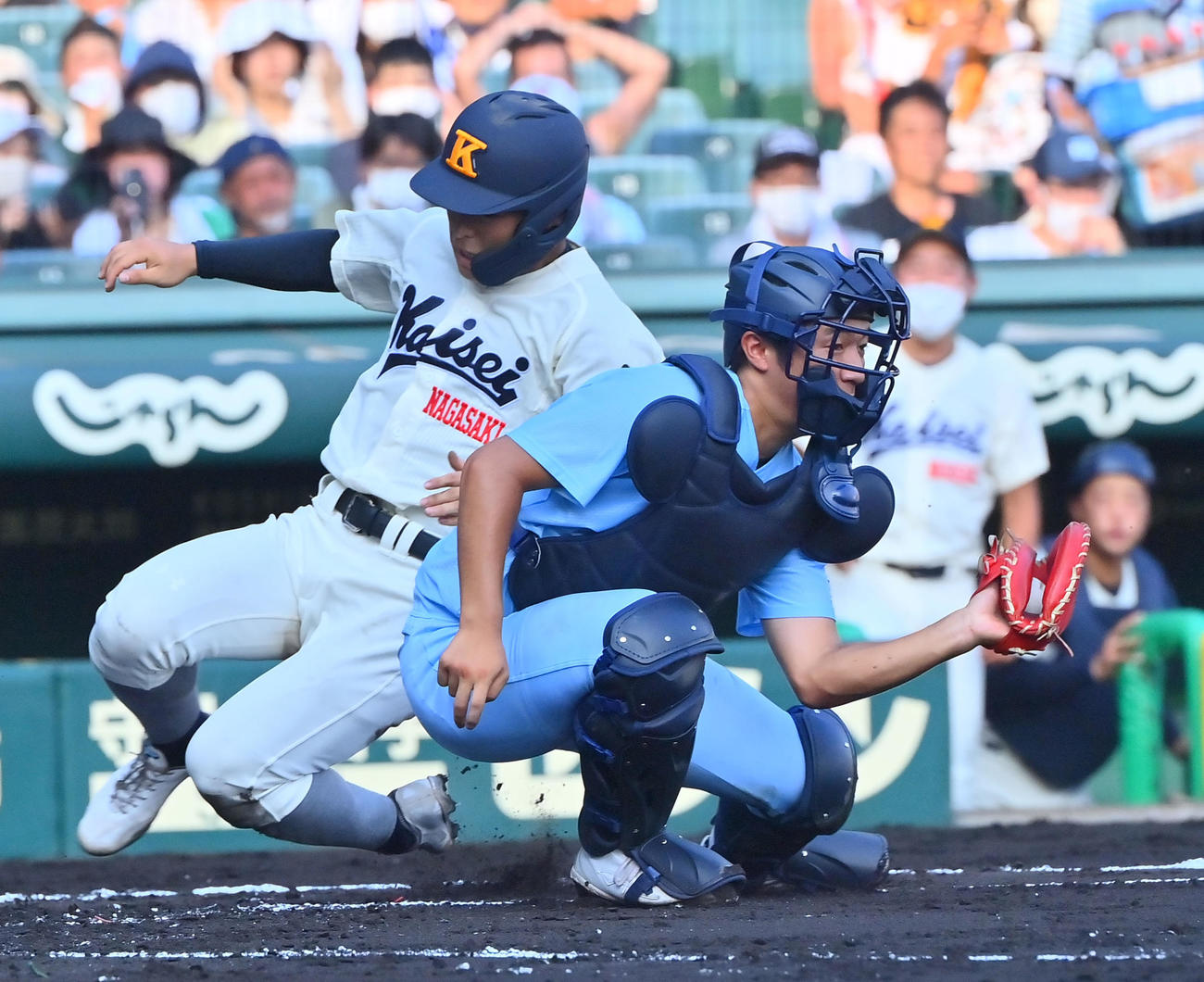 海星対近江　2回表海星2死二塁、牧真測の右前打で生還する平尾（撮影・和賀正仁）