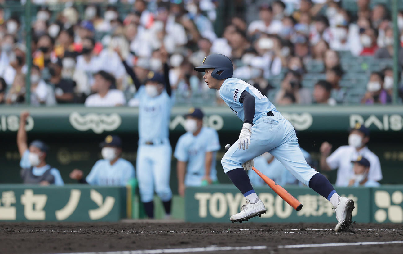 海星対近江　5回裏近江1死三塁、勝ち越しの中適時三塁打を放つ清谷（撮影・前田充）