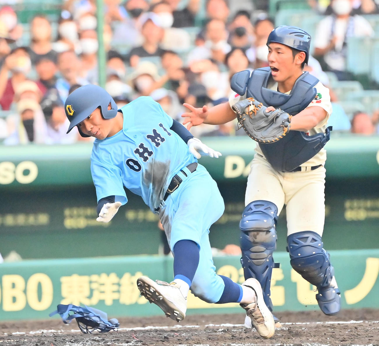 海星対近江　5回裏近江1死二塁、左中間を破りランニング本塁打を狙った清谷だが本塁タッチアウト（撮影・和賀正仁）