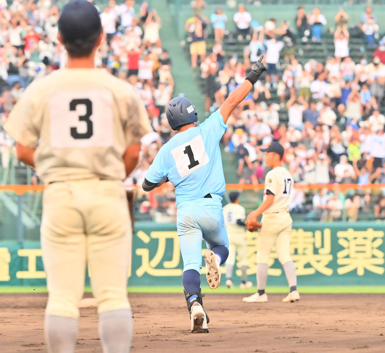 海星対近江　7回裏近江2死満塁、左中間に満塁本塁打を放った山田はガッツポーズ（撮影・和賀正仁）