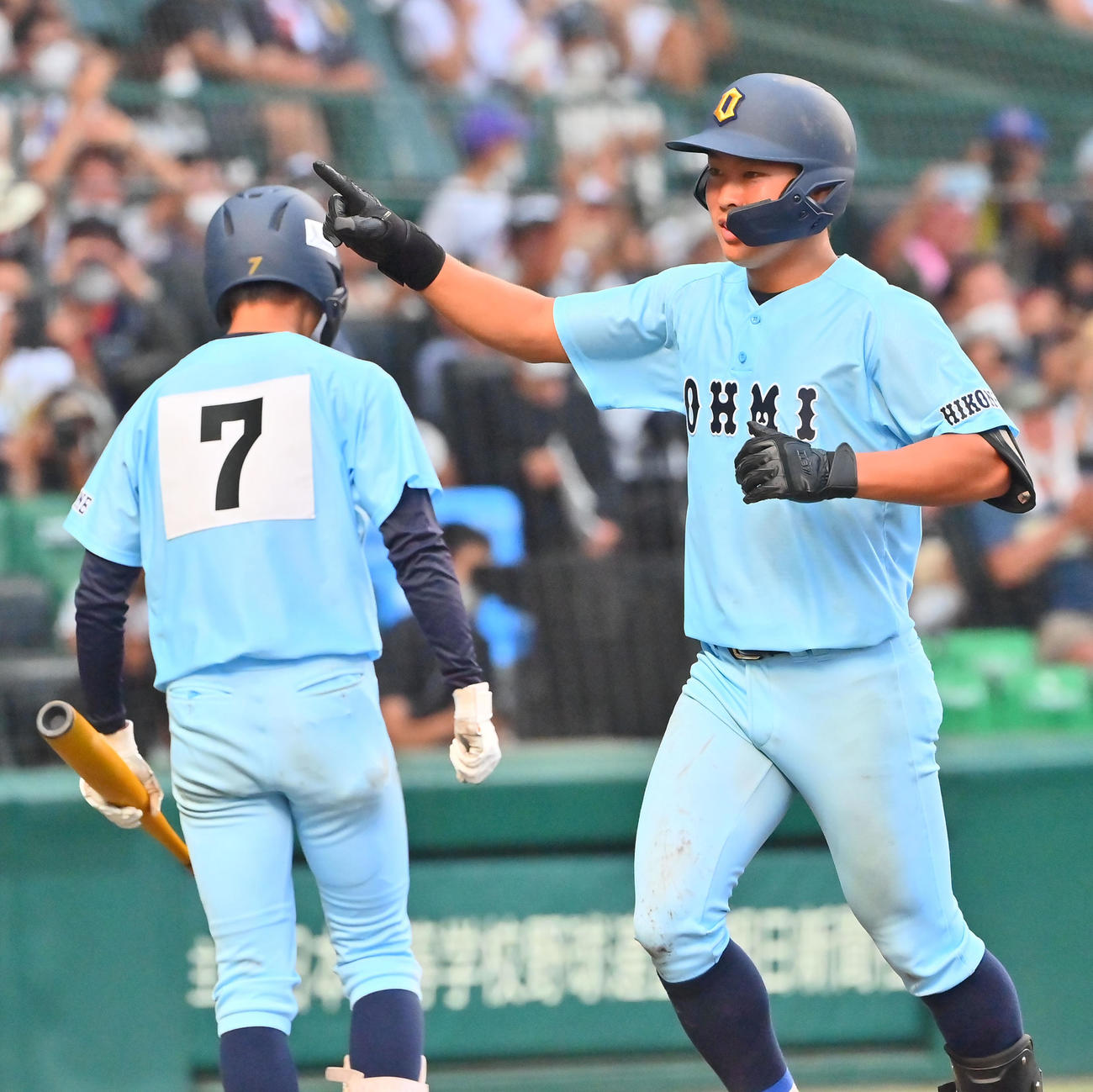 海星対近江　7回裏近江2死満塁、左中間に満塁本塁打を放った山田は笑顔で生還（撮影・和賀正仁）