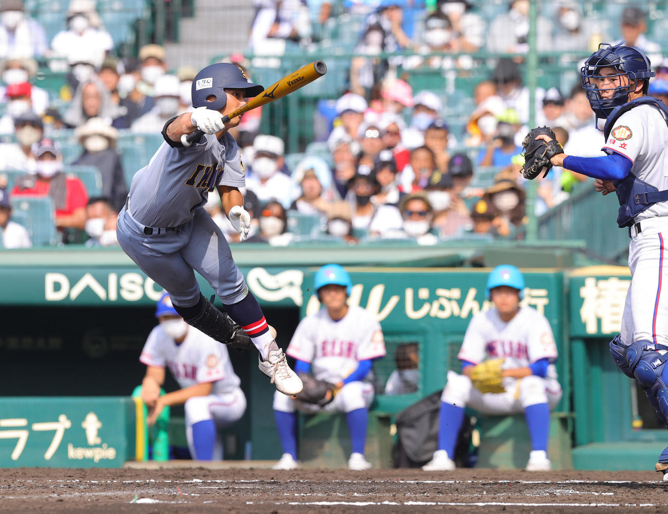 明秀学園日立対仙台育英　3回裏仙台育英1死一、三塁、スクイズに失敗し空振り三振に倒れる秋元（撮影・野上伸悟）