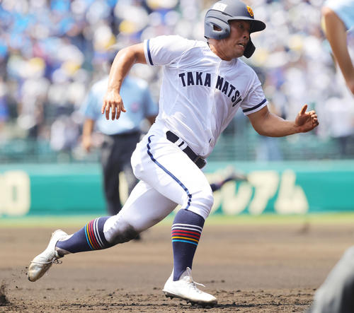 九州国際大付対高松商　1回裏高松商1死一、二塁、山田の左前先制適時打で生還する浅野（撮影・野上伸悟）