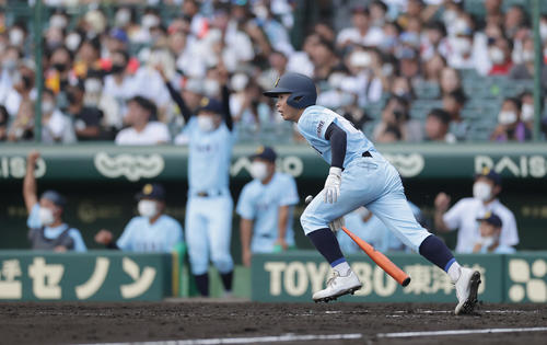 海星対近江　5回裏近江1死三塁、勝ち越しの中適時三塁打を放つ清谷（撮影・前田充）