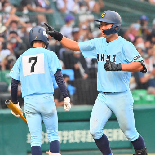 海星対近江　7回裏近江2死満塁、左中間に満塁本塁打を放った山田は笑顔で生還（撮影・和賀正仁）