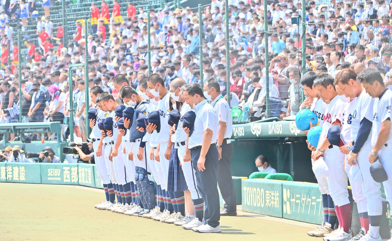 高松商対九州国際大付　黙とうする高松商（撮影・和賀正仁）