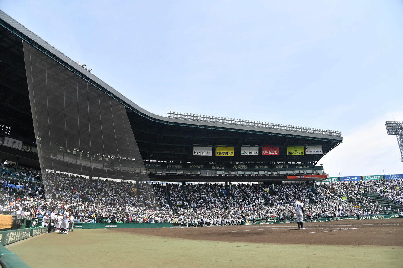 九州国際大付対高松商　3回表九州国際大付の攻撃中に試合が一時中断、終戦記念日のサイレンが鳴らされ、黙とうがささげられる（撮影・岩下翔太）
