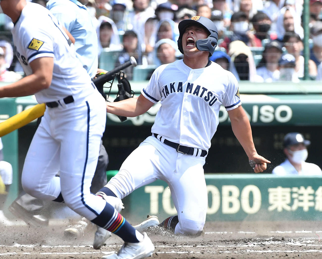 22年8月15日、九州国際大付対高松商　1回裏高松商1死一、二塁、山田の左前適時打で先制のホームを踏み、雄たけびを上げる浅野翔吾