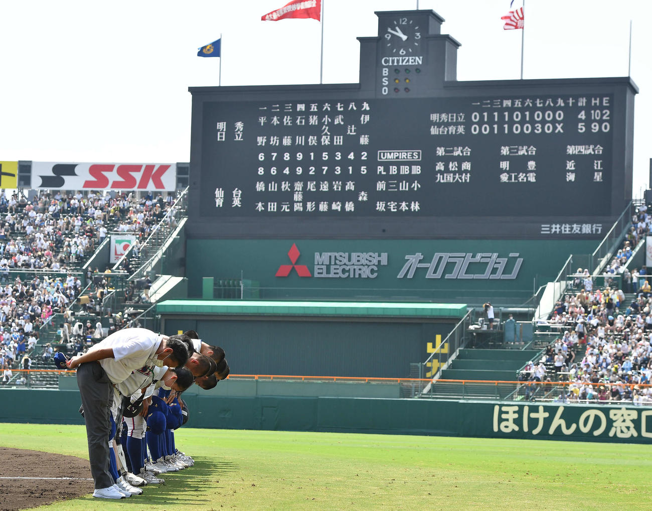 明秀日立対仙台育英　仙台育英に敗れ、応援団にあいさつする明秀日立ナイン（撮影・岩下翔太）