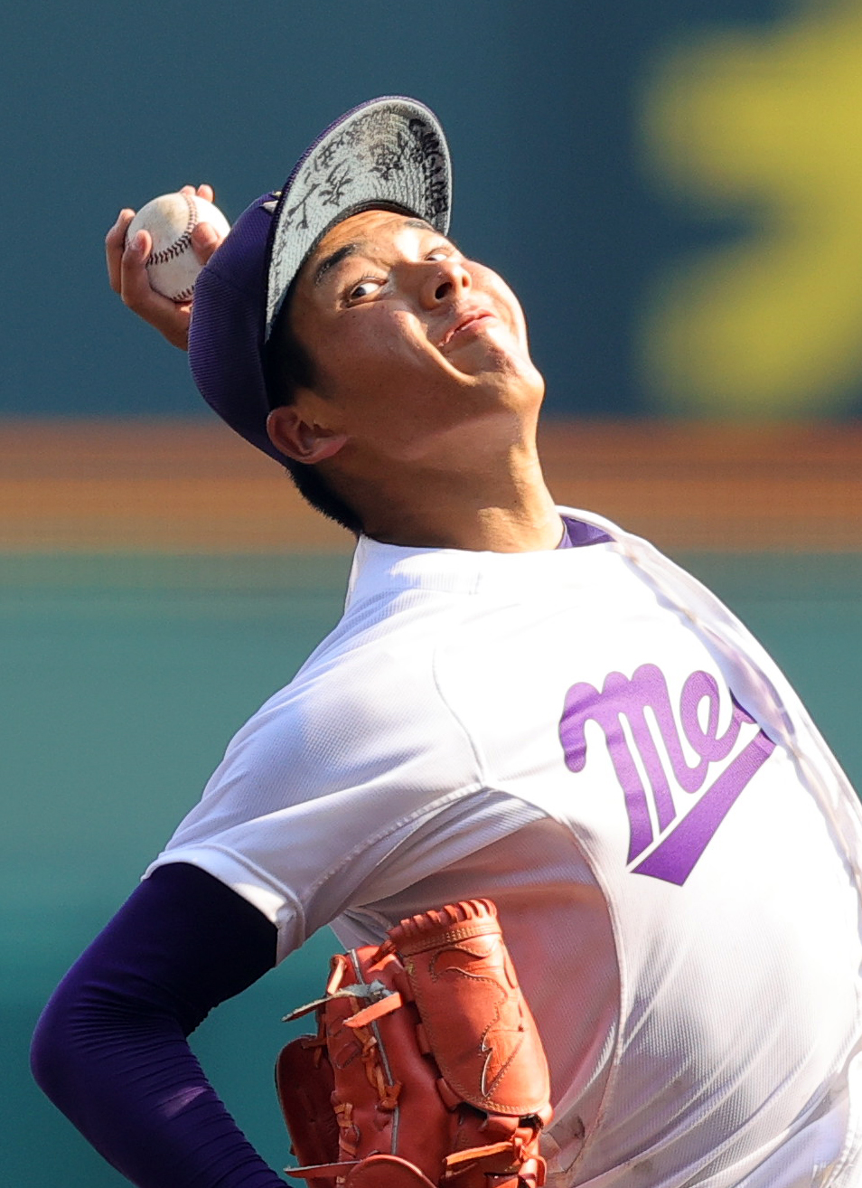 明豊対愛工大名電　力投する愛工大名電・有馬。帽子には「俺、参上　自分に勝つ　勝登と共に」などと書かれてある（撮影・野上伸悟）