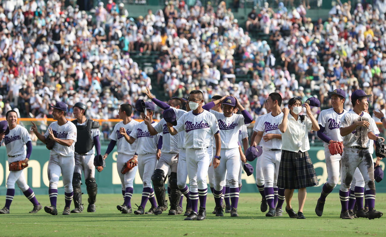 明豊対愛工大名電　明豊に勝利し、アルプススタンドの応援団にあいさつする愛工大名電ナイン（撮影・前田充）