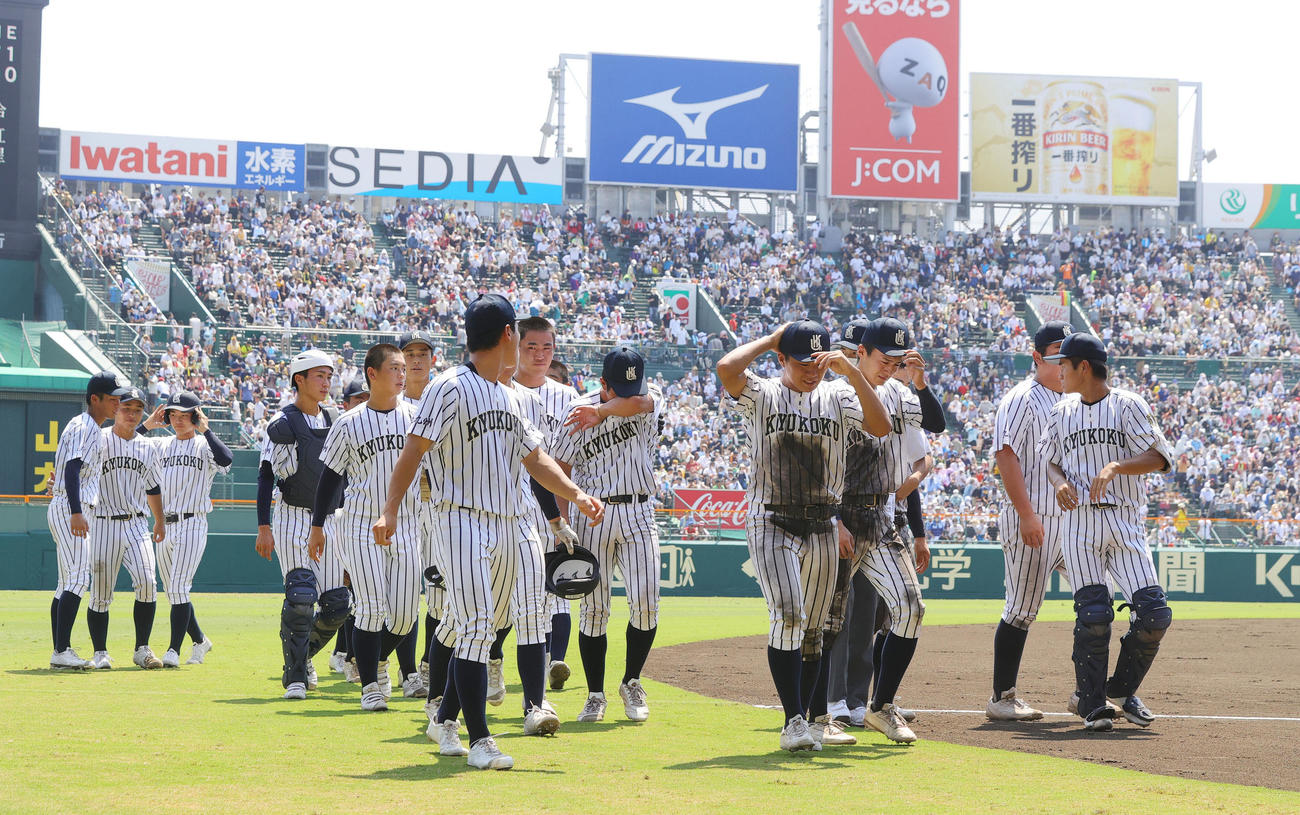 九州国際大付対高松商　1－2で敗れがっくり引き揚げる九州国際大付の選手たち（撮影・野上伸悟）