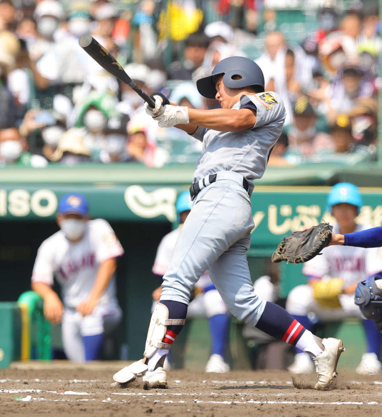 明秀学園日立対仙台育英　7回裏仙台育英1死満塁、中犠飛を放つ岩崎（撮影・野上伸悟）