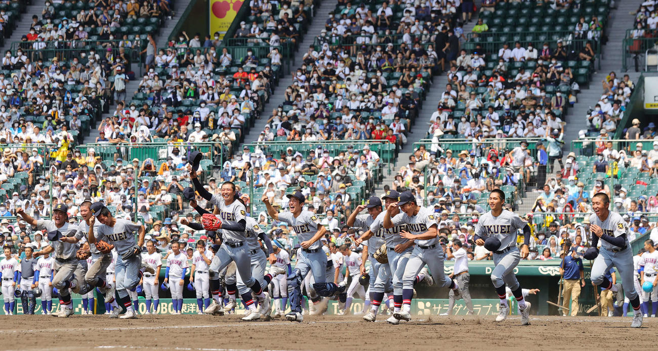 明秀学園日立対仙台育英　5－4で勝利し応援席に向かって駆け出す仙台育英の選手たち（撮影・野上伸悟）